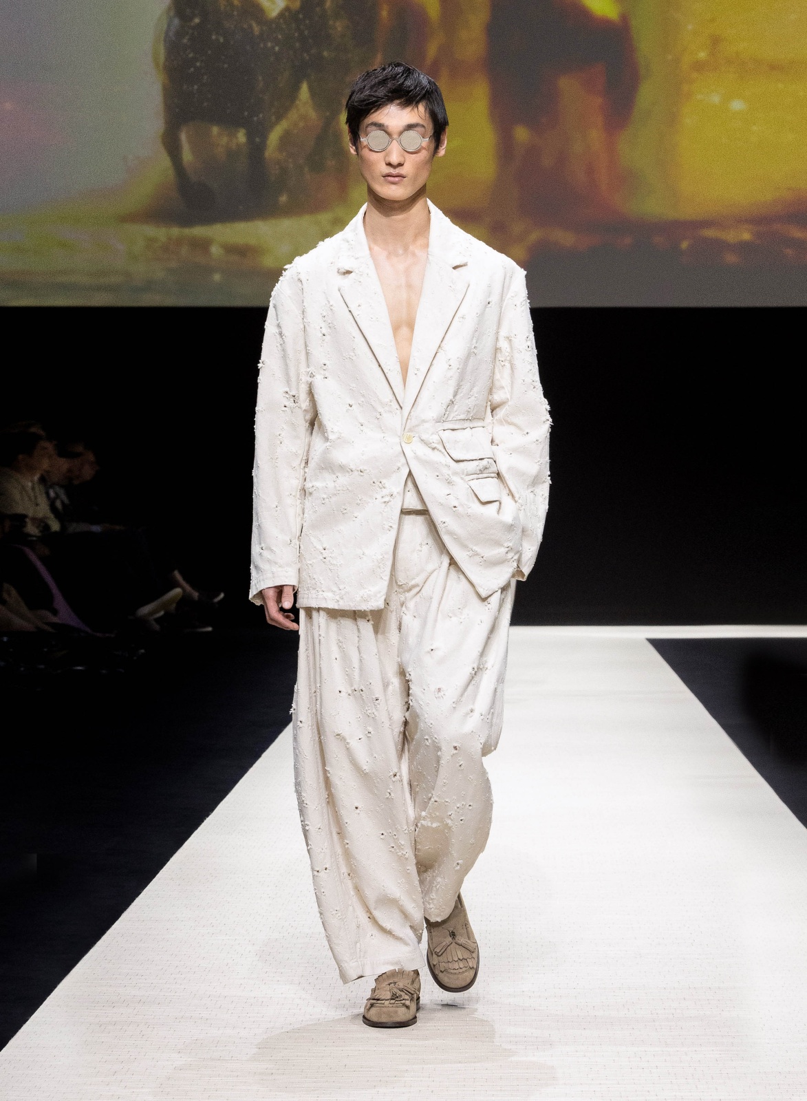 قماش رائع ومبتكر يغمر هذا الطقم الفاخر والعصري من Emporio Armani