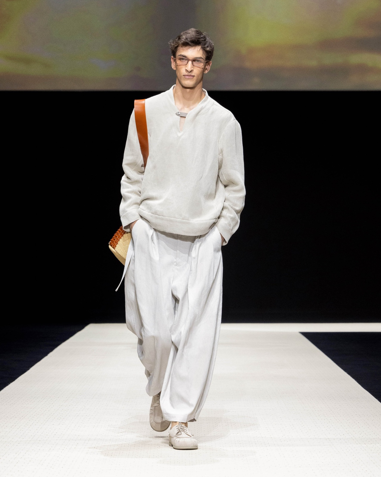 هدوء جاذب تجسده هذه الإطلالة من Emporio Armani تتقدمها "سويتشرت" تحاكي تطلعات الزمن الحديث وتترافق مع انسيابية سروال مريح وحذاء أنيق بأشرطة