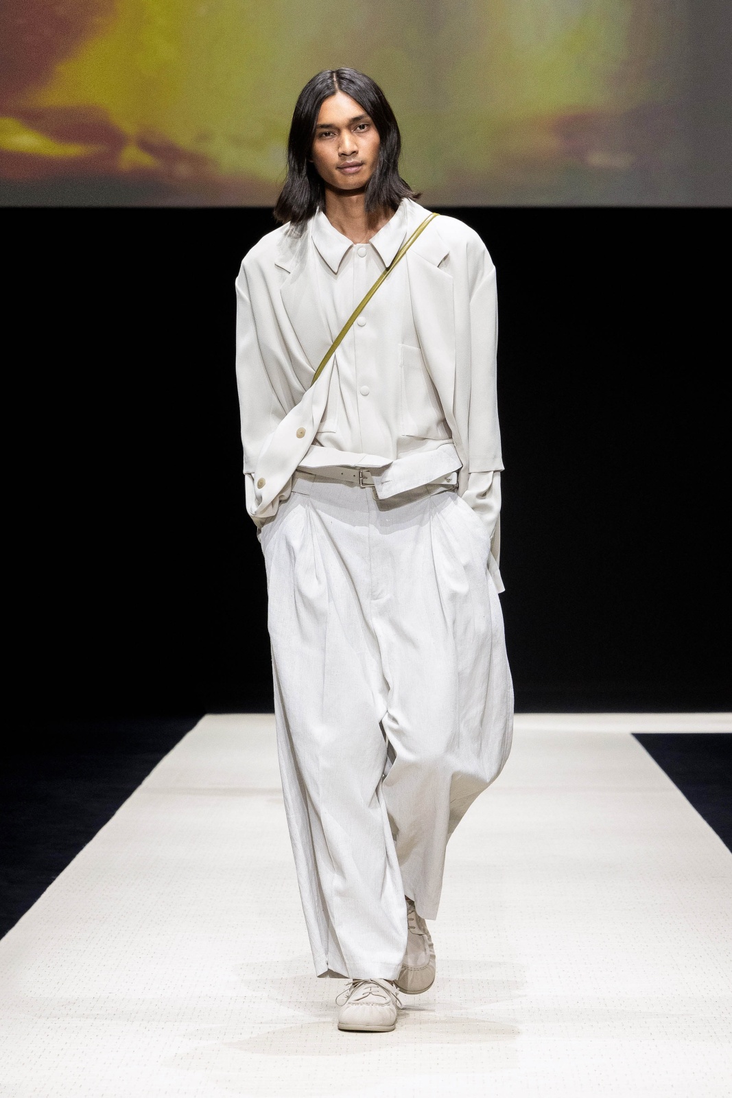 إطلالة تنبض بطابع الحداثة المطلقة من Emporio Armani، تجعل تفاصيلها من أقمشة وتصاميم ولون أجمل