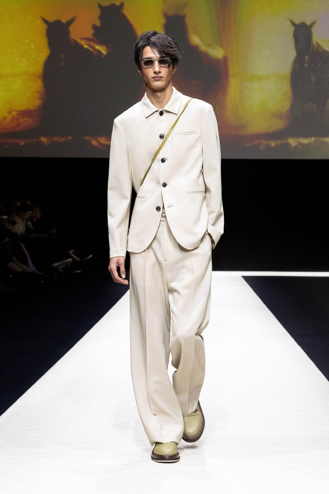 الانبهار والجاذبية يتحاوران في هذه الإطلالة فائقة التميز من Emporio Armani.