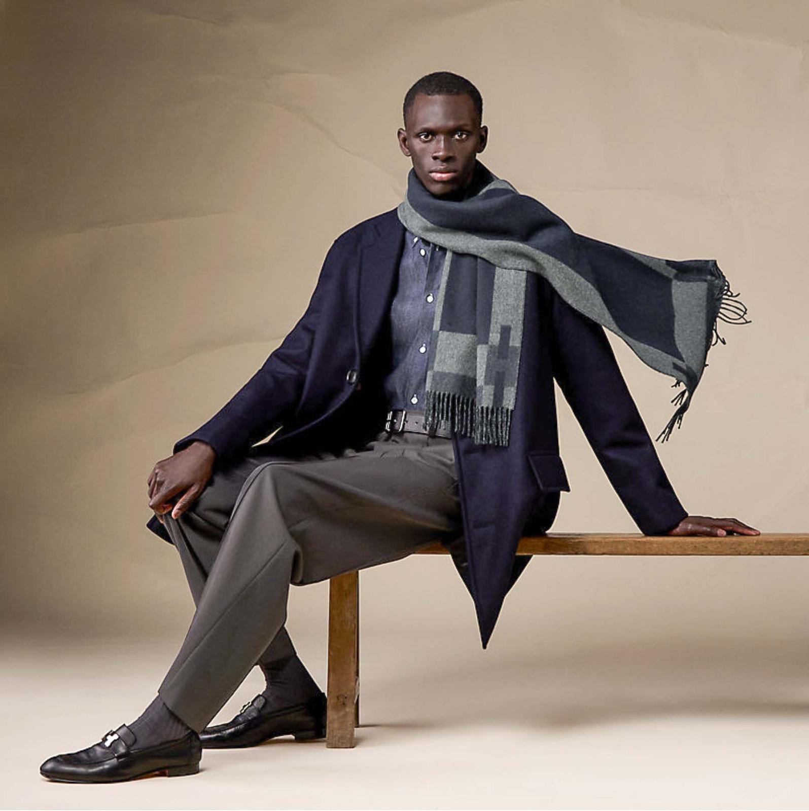 وشاح كبير الحجم بألوان حيادية من دار Hermes يسهل تنسيقه مع أزيائك الشتوية بأناقة