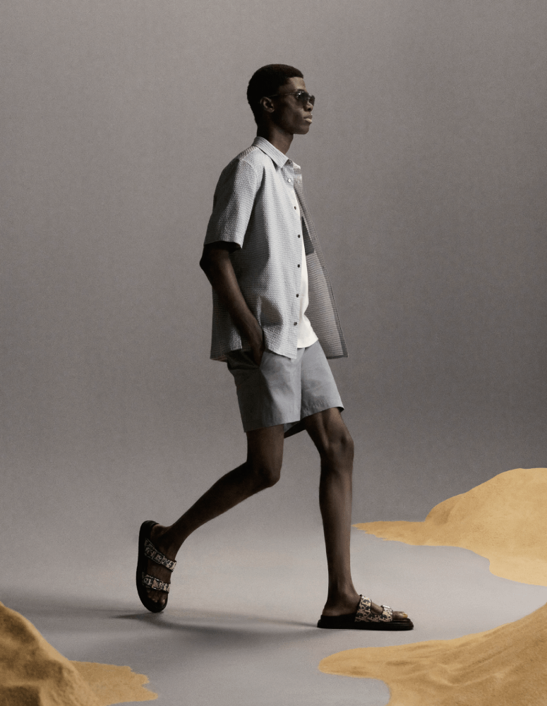  إطلالة صافية تليق بسخونة رمال الصيف تلهم الرجل ليكون منتعشًا على مدار النهار، من مجموعة Dior Essentials من Dior