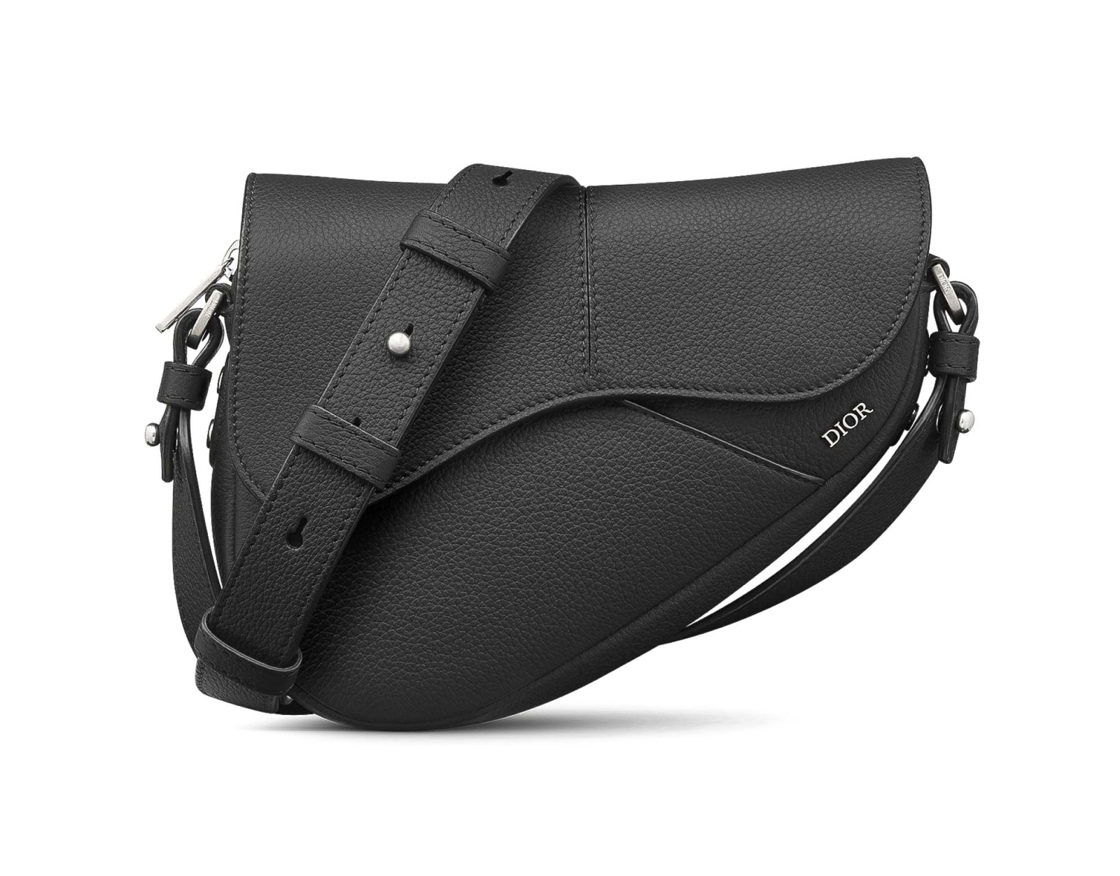 تعيد حقيبة Saddle من Dior تعريف التصميم الأيقوني بأسلوبها العصري، وهي تتناسب مع مختلف ألوان الأزياء، لا سيما الأحمر. نفذت هذه الحقيبة بجلد العجل الأسود، وهي مزودة بقفل مغناطيسي مميز يخفي سحابًا للإغلاق. أما جزؤها الداخلي، فيزينه نقش متعرج يعزز من جاذبيتها  