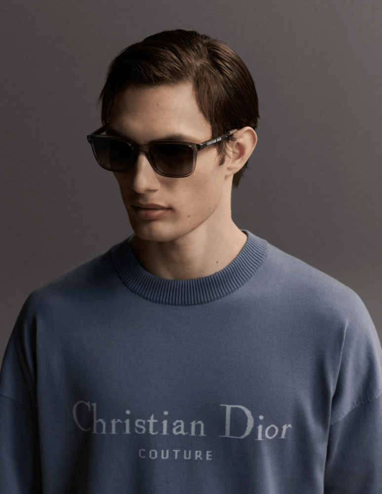  الأزرق المميز حليف الأناقة في هذا الصيف المشرق، وتطلقه علامة Dior بأسلوب جاذب في مجموعتها Dior Essentials.  الصورة: GABRIELE ROSATI. 