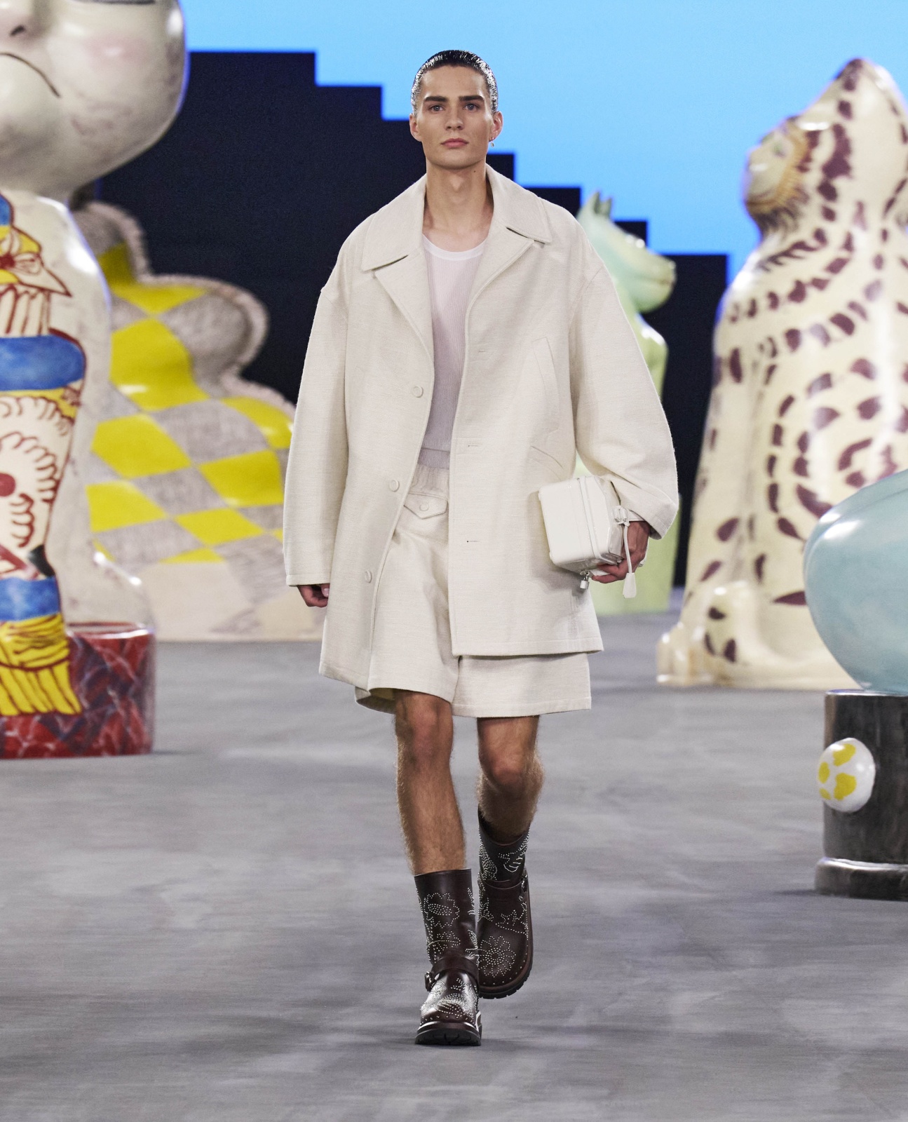 مشهد عصري تصوغه Dior محوره سروال قصير جميل بتفاصيله مرفق مع معطف صيفي وحقيبة يد مبتكرة