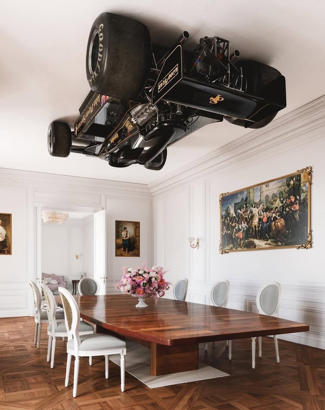 سيارة فورمولا 1 الأسطورية Lotus 78 تُعرض على سقف منزل (صور)