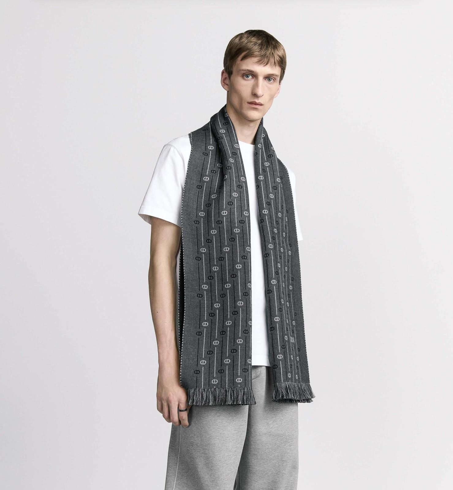 وشاح مستطيل من الصوف بحياكة للعلامة التجارية لدار Dior بلونه الحيادي الرمادي، ويسهل عليك تنسيقه