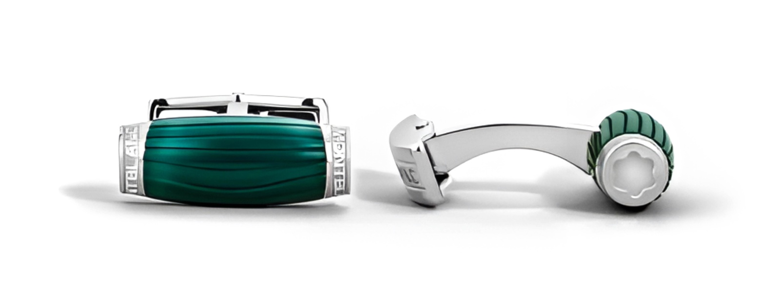 بتصميم مستطيل طويل، تقدم العلامة التجارية مون بلان Montblanc أزرار أكمام أنيقة من الفولاذ ومزودة بحجر أخضر.