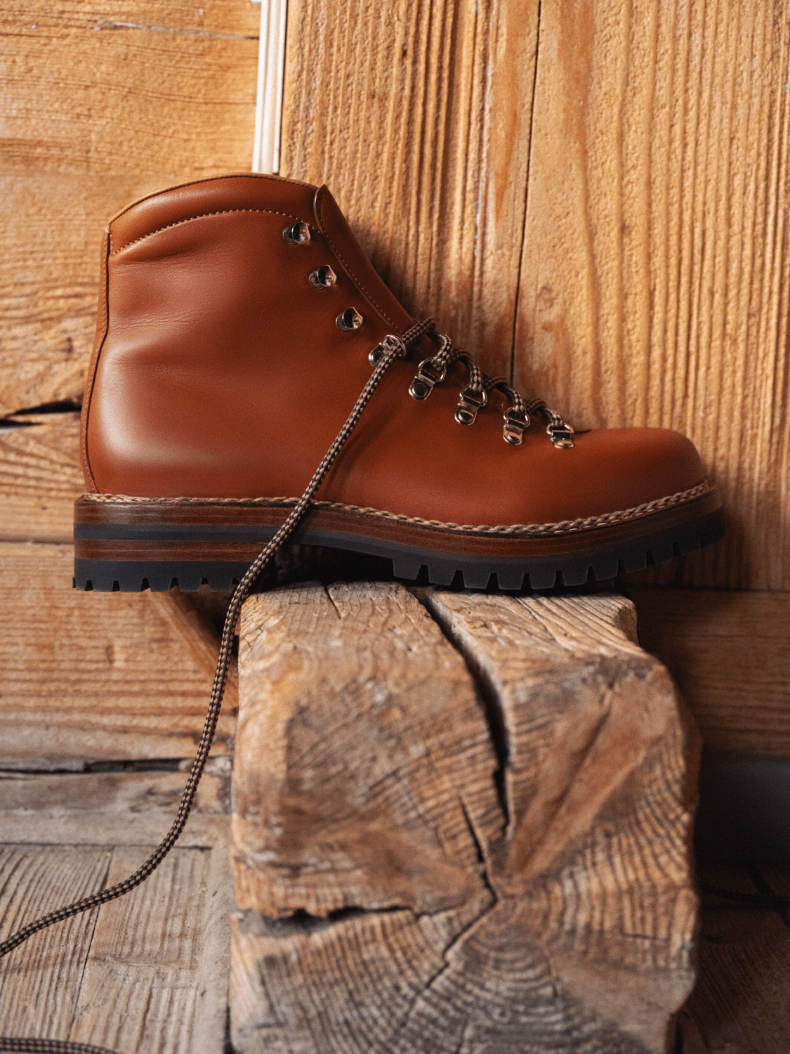 حذاء مريح من Loro Piana منفذ بالجلد البني الفاخر ومزود بأربطة يندرج في إطار مجموعتها لخريف 2025 وشتاء 2026 الخاصة بالعيد