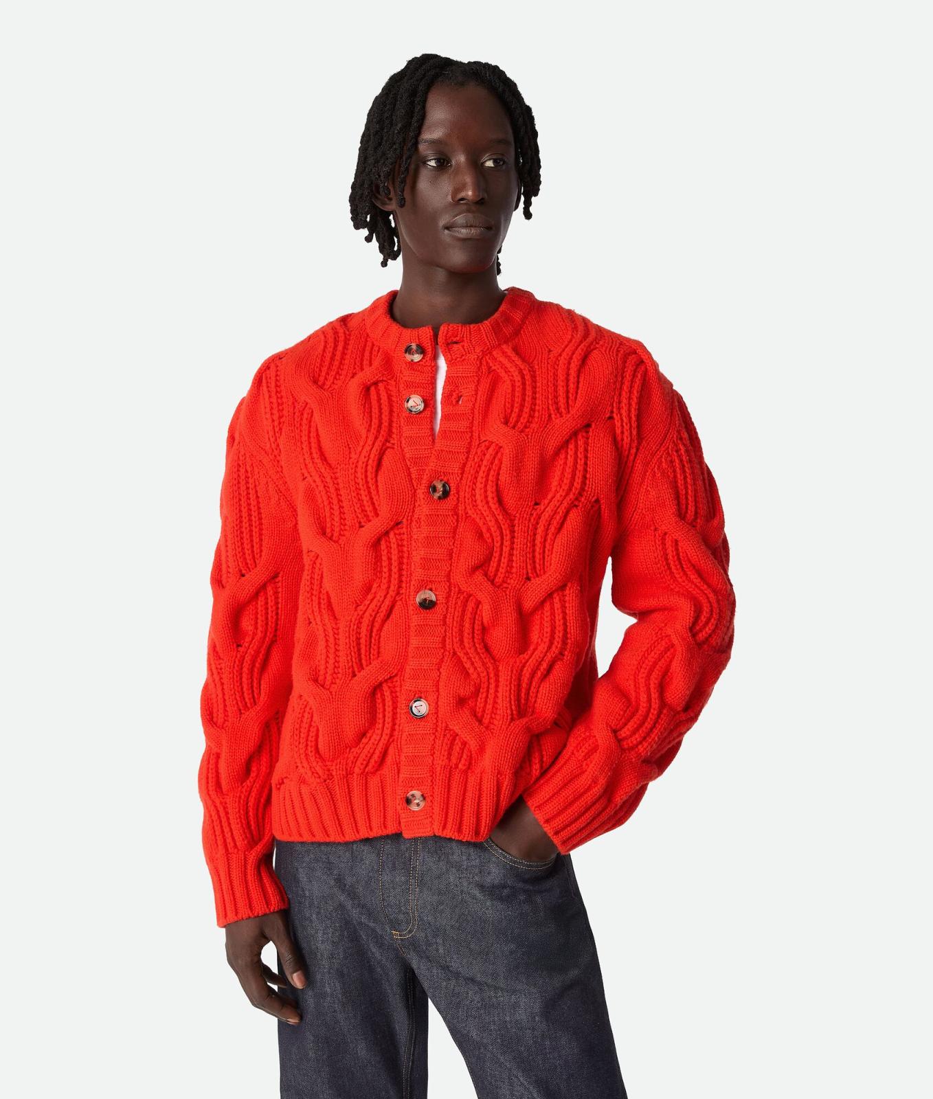 بلون يشع حيوية ومرحًا، قدمت العلامة التجارية Bottega Veneta  كارديجان أنيقًا سميكًا ونسقته مع سروال من الجينز ليناسب النزهات الصباحية