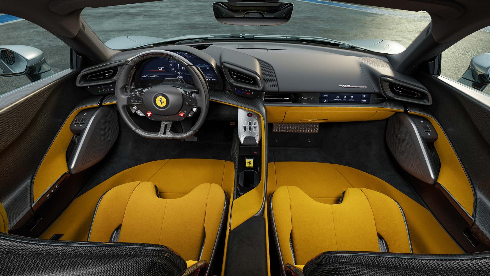 أبرز ما يثلج الصدر داخل مقصورة 849 تستاروسا هو العودة لاعتماد مقود يحتوي على أزرار ومفاتيح حقيقية.