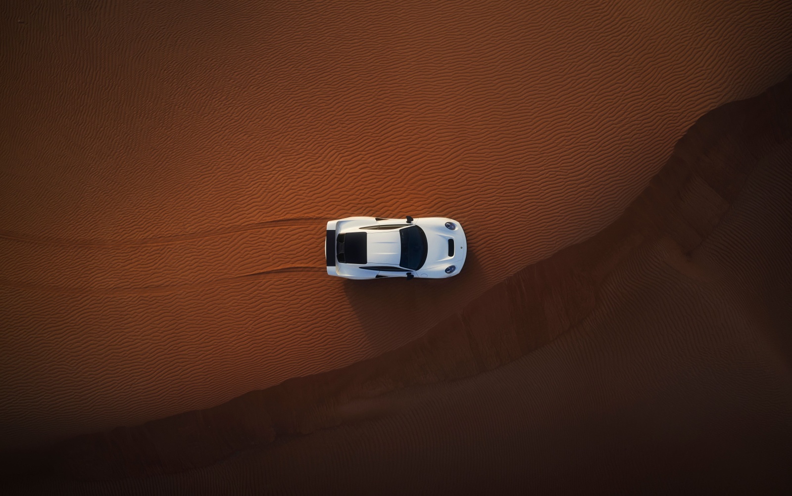 تتمتع السيارة بمحرك من ست أسطوانات سعة 3.7 لتر خضع لعملية إعادة ضبط عياراته ليصبح قادرًا على توليد قوة تفوق قوة 750 حصانًا