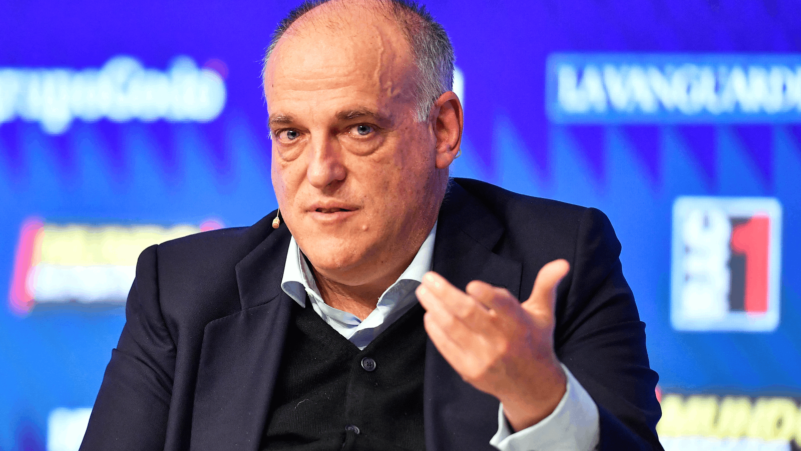 رئيس رابطة الدوري الإسباني يواجه خطر الإقالة.. والسبب برشلونة