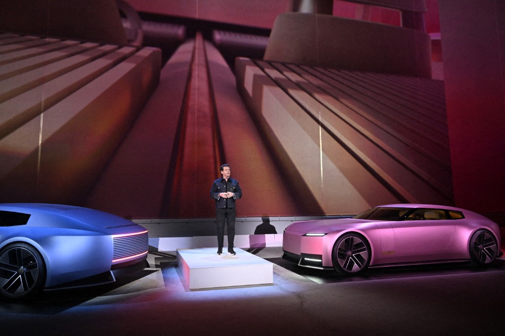 إطاحة مفاجئة لرئيس تصميمات «جاغوار» عقب الجدل حول تصميم Type 00 وإعادة هوية العلامة