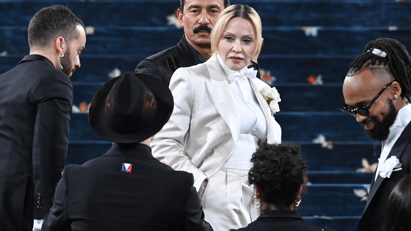 مادونا تحتفل بعيد ميلادها الـ67 في سباق باليو سيينا (فيديو)