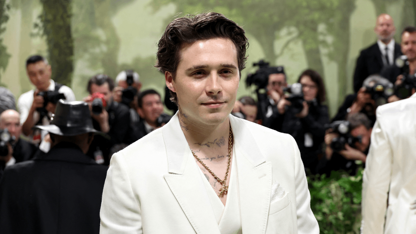 بروكلين بيكهام يشعل الخلافات مجددًا بتجديد عهود الزواج