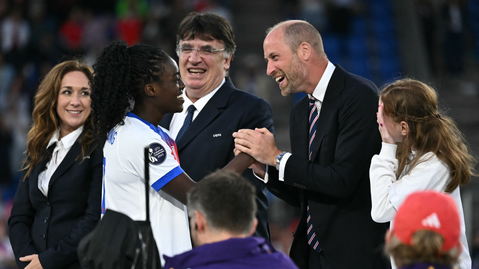 الأمير ويليام يحتفل مع بطلات إنجلترا: لقطات مؤثرة ومصافحات ملكية