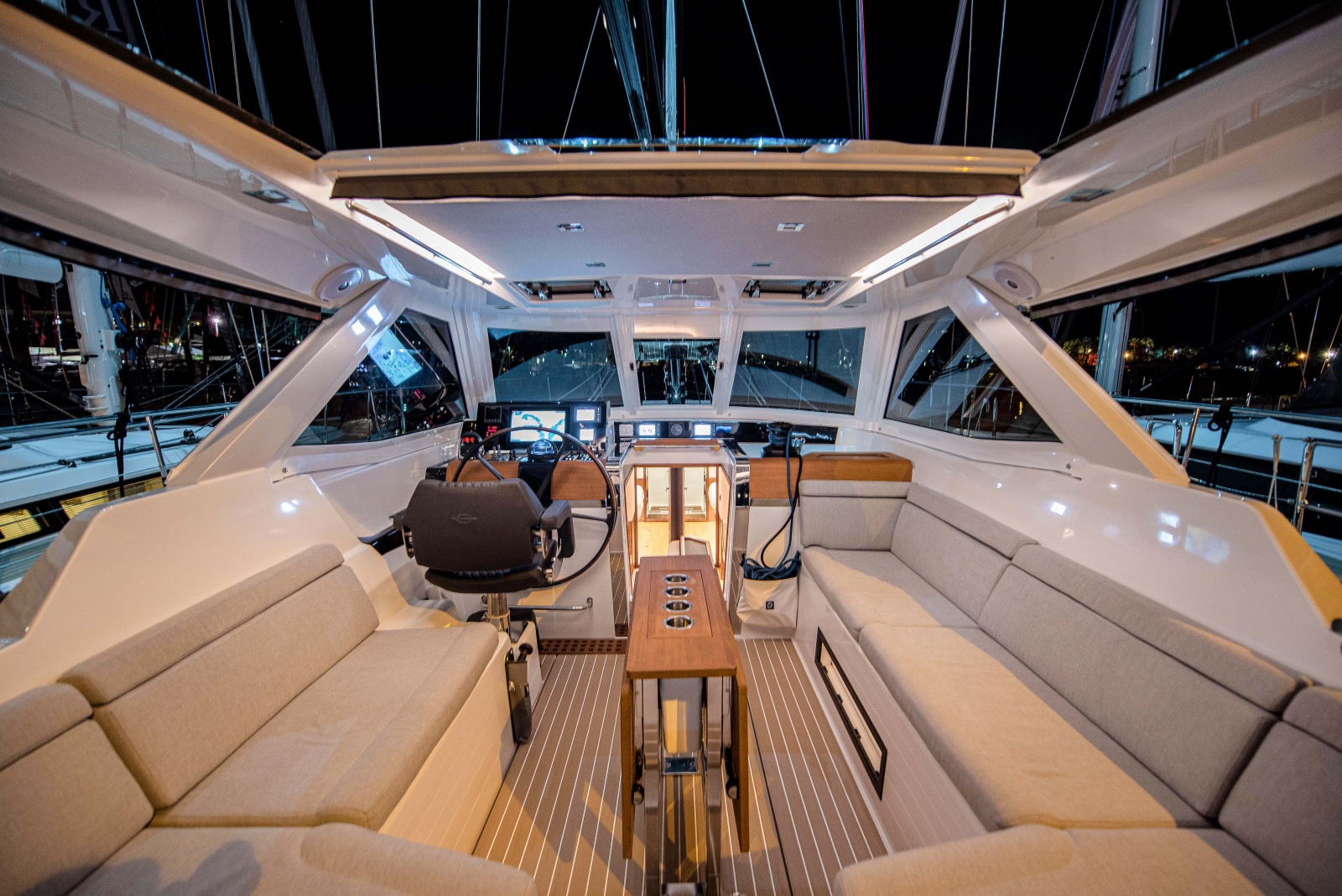 تُعدّ قمرة القيادة المركزية من الأجزاء التي تنال عناية عالية من قبل مجموعة Amel، فهي محمية تمامًا وتحتوي على جميع أدوات التحكم 