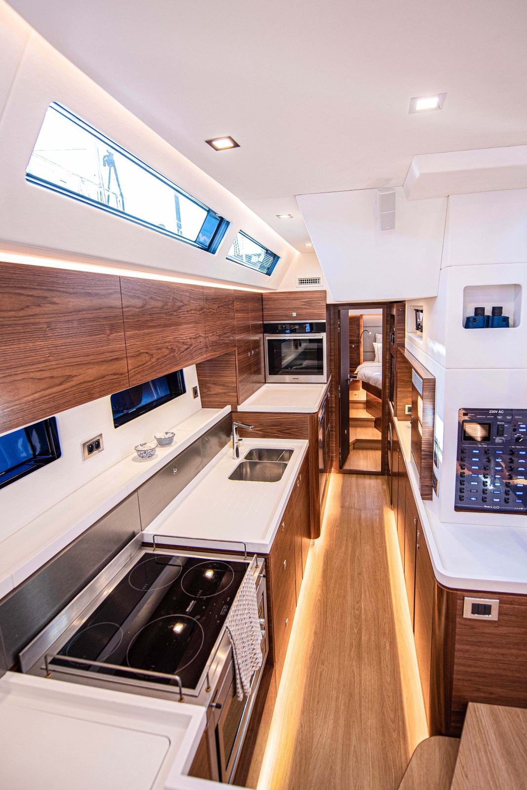  مطبخ كامل التجهيز يسمح بتحضير مختلف أنواع الوجبات خلال الرحلات الطويلة