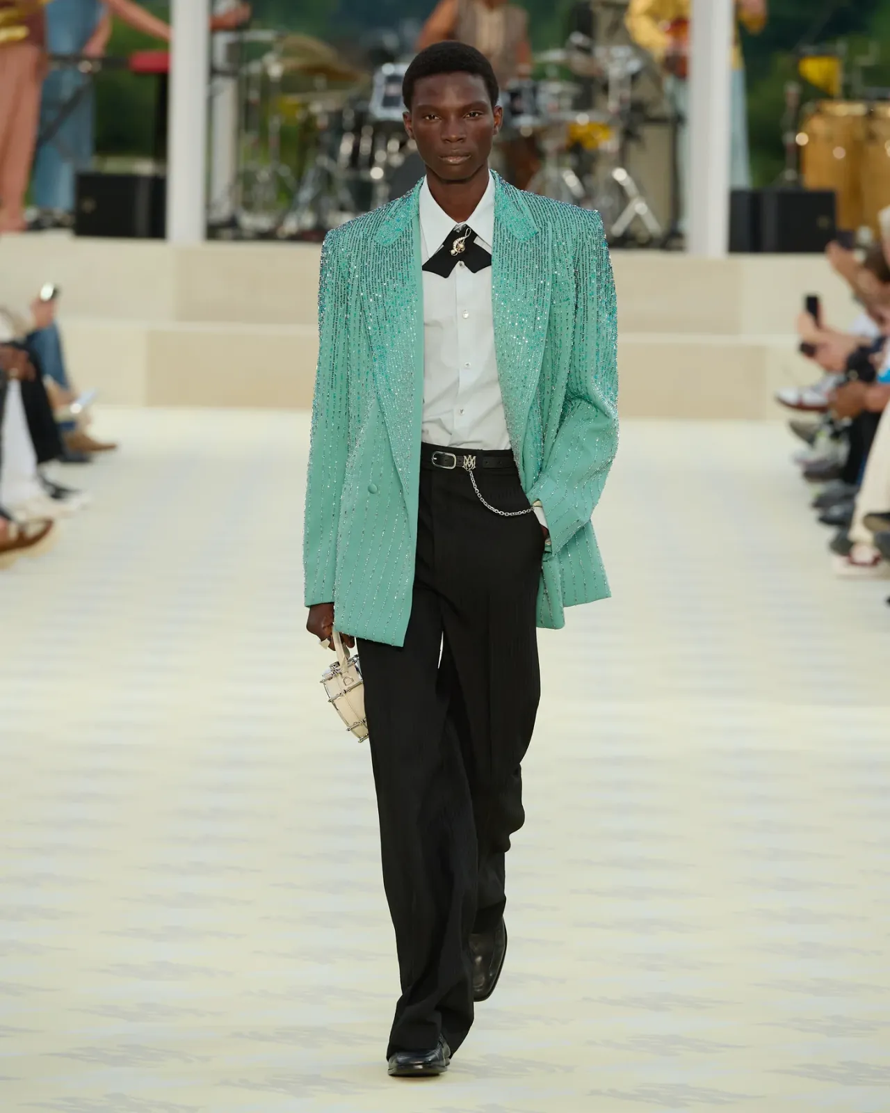 وللحفلات أيضًا يمكنك ارتداء هذه السترة اللامعة المطرزة بلون أخضر فاتح من Amiri