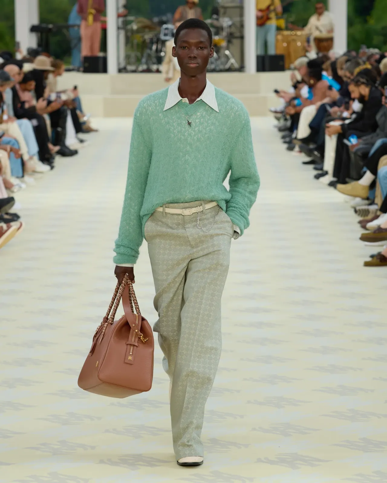 ربما كان اللون الأخضر الصريح لا يناسب بشرتك، لا داعي للقلق فعليك اختيار درجة أخرى منه ولتكن الـMint من مجموعة Amiri