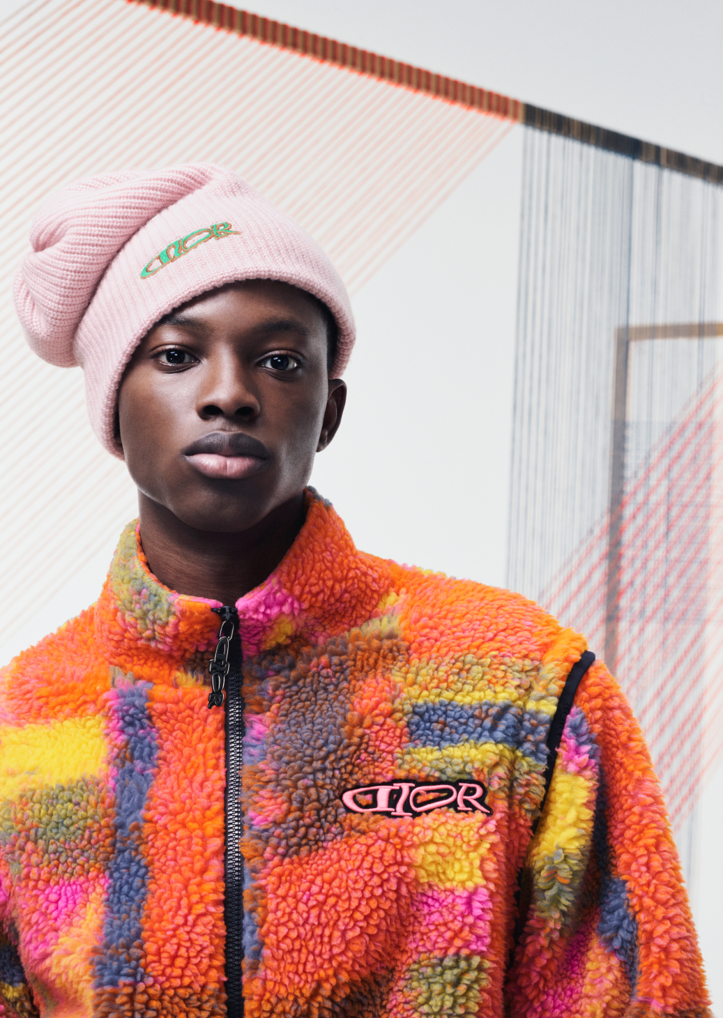 تكشف الموضة عن تقدم الألوان الزاهية في الموسم البارد، وهذا ما ترجمته Dior Lifestyle Capsule، في هاتين الإطلالتين، متوجهة خصوصاً إلى الرجل المغامر، الذي يعشق التألق والتزين بالزهري والأبيض والبرتقالي والتركواز 