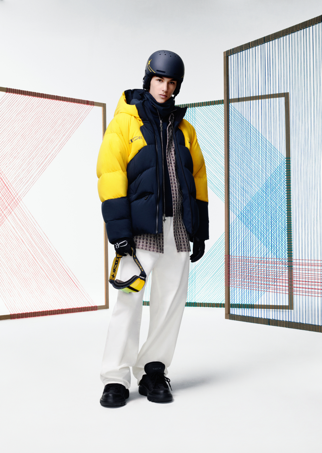 لمغامرة هانئة على الهضاب والمرتفعات، لا تنسوا القفازات والقناع والخوذة، ولا مفر أيضًا من هذه السترة الواقية من الصقيع والرياح، فهي خفيفة الوزن يمكن التحرك بها بسهولة وارتدائها مع أي سروال عصري، على ما يتجلى من خلال Dior Lifestyle Capsule