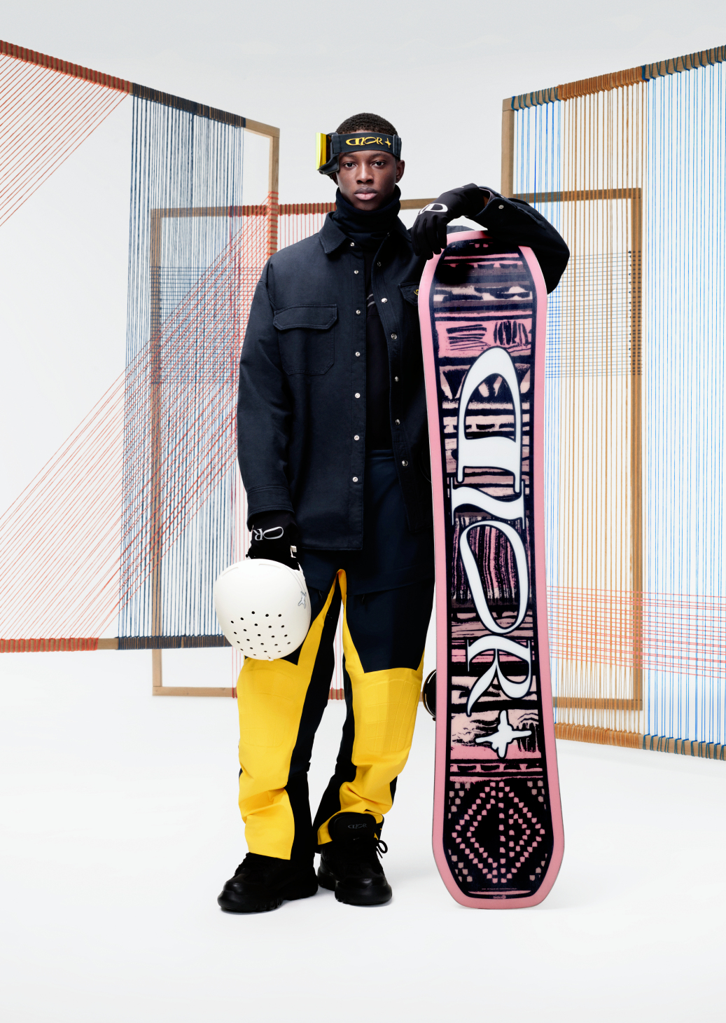 الديناميكية اللطيفة ترتسم في هذه الإطلالة من مجموعة Dior Lifestyle Capsule، حيث ترتفع جاذبية الأصفر والأسود على مساحة أزياء راقية وواقية من البرد 