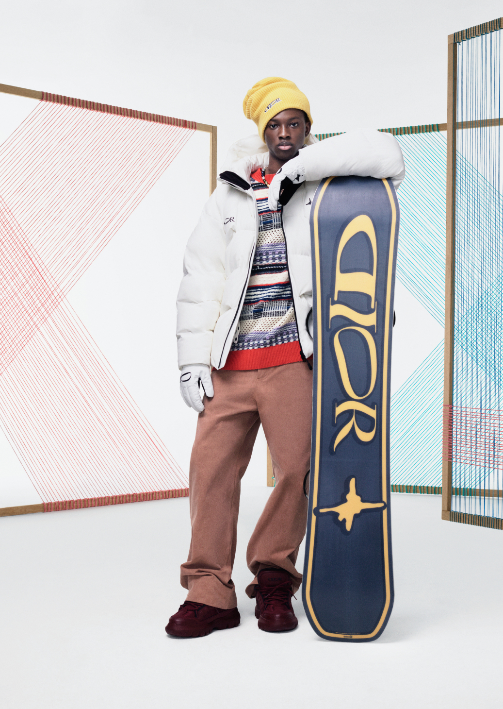 تحرروا من القيود وغامروا في دمج الألوان على طريقة Dior Lifestyle Capsule، لكن لتتماهى السترة العصرية الواقية من البرد والقفازات باللون الأبيض والقبعة الصوفية باللون الأصفر مع لون شعار العلامة المدون على أداة التزلج