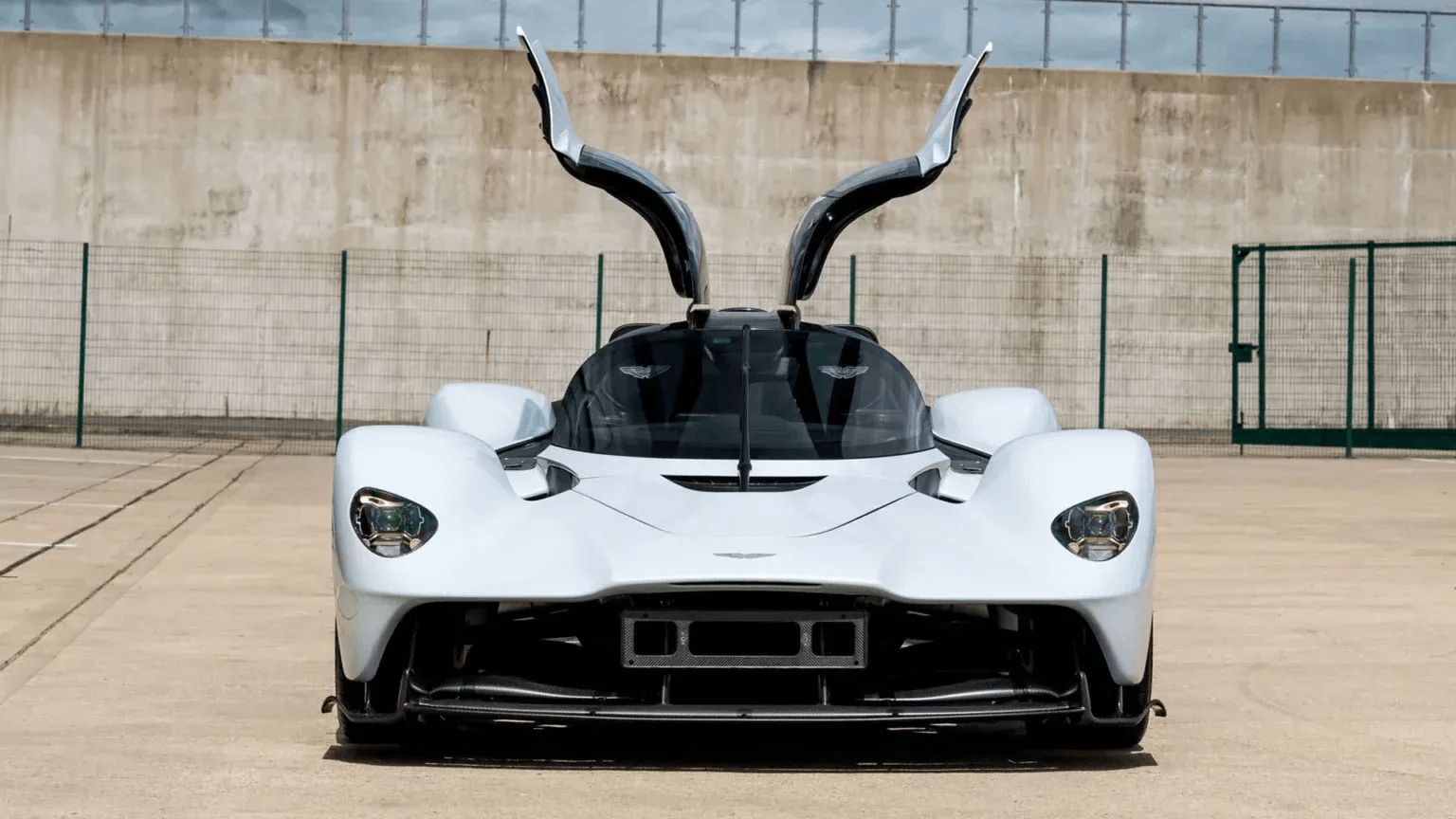 دانييل ريكاردو يبيع أستون مارتن فالكيري بسعر يصل إلى 3.28 مليون دولار