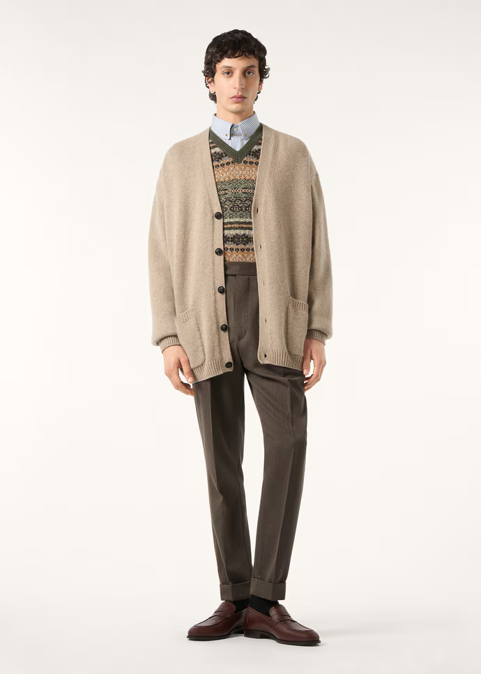 كارديجان من الصوف بلون بيج حيادي يمكن تنسيقه بسهولة بمختلف الطرق، وجاء تنسيق Loro Piana مع صدار صوفي بألوان باهتة وقميص بلون أزرق فاتح