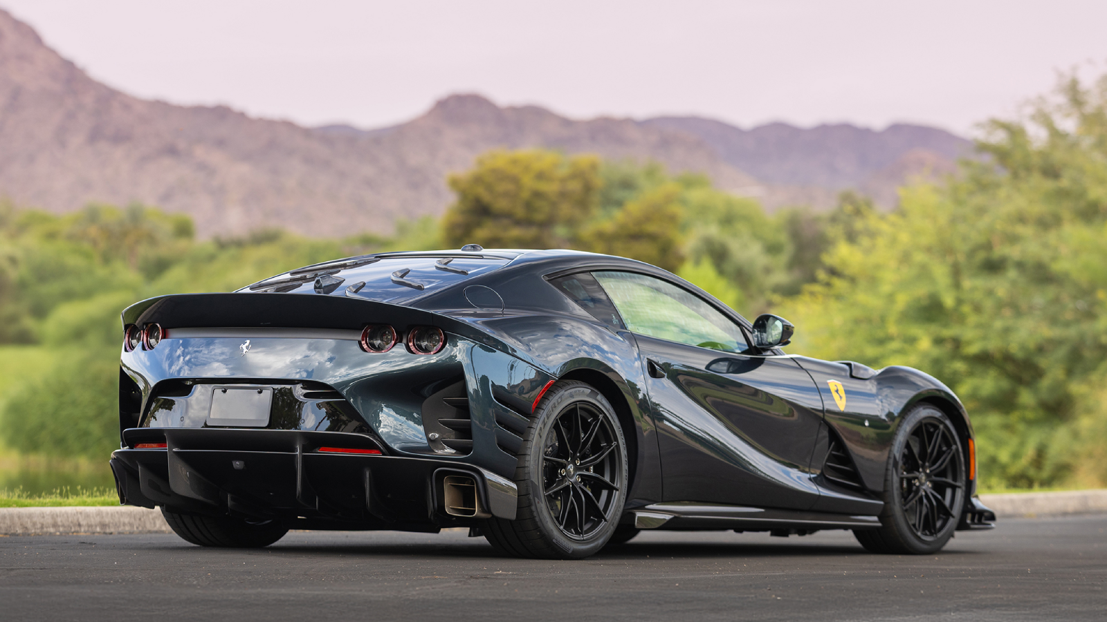 فيراري 812 كومتتسيوني 2024: عرض استثنائي في مزاد مونتيري بأسعار تبدأ من 1.5 مليون دولار