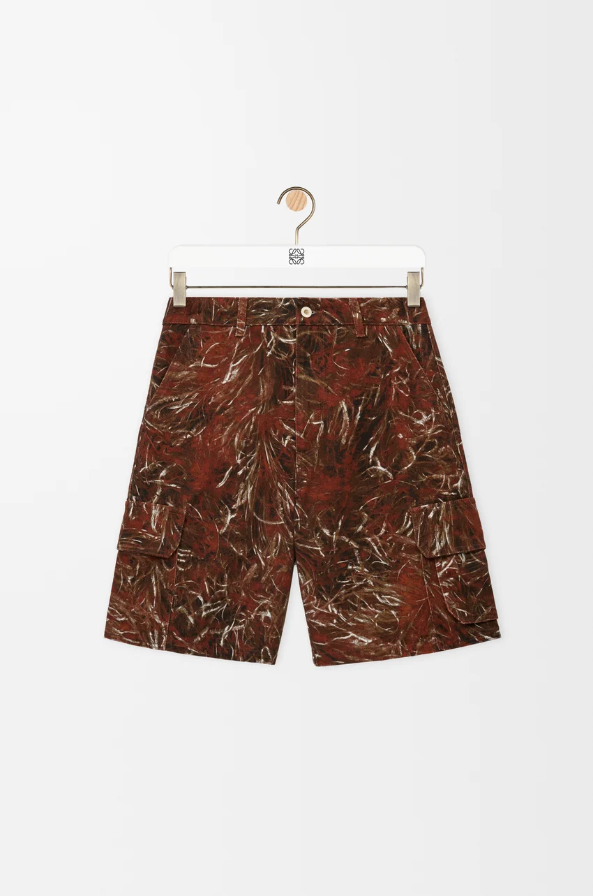 سروال قصير بنمط كارجو مع نقشة من لويفي Loewe 