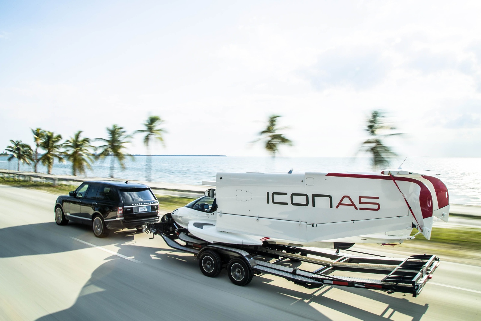 توفر الطائرة قدرة على التوضيب بشكلٍ يسمح بأن يجري قطرها خلف مركبة دفع رباعي