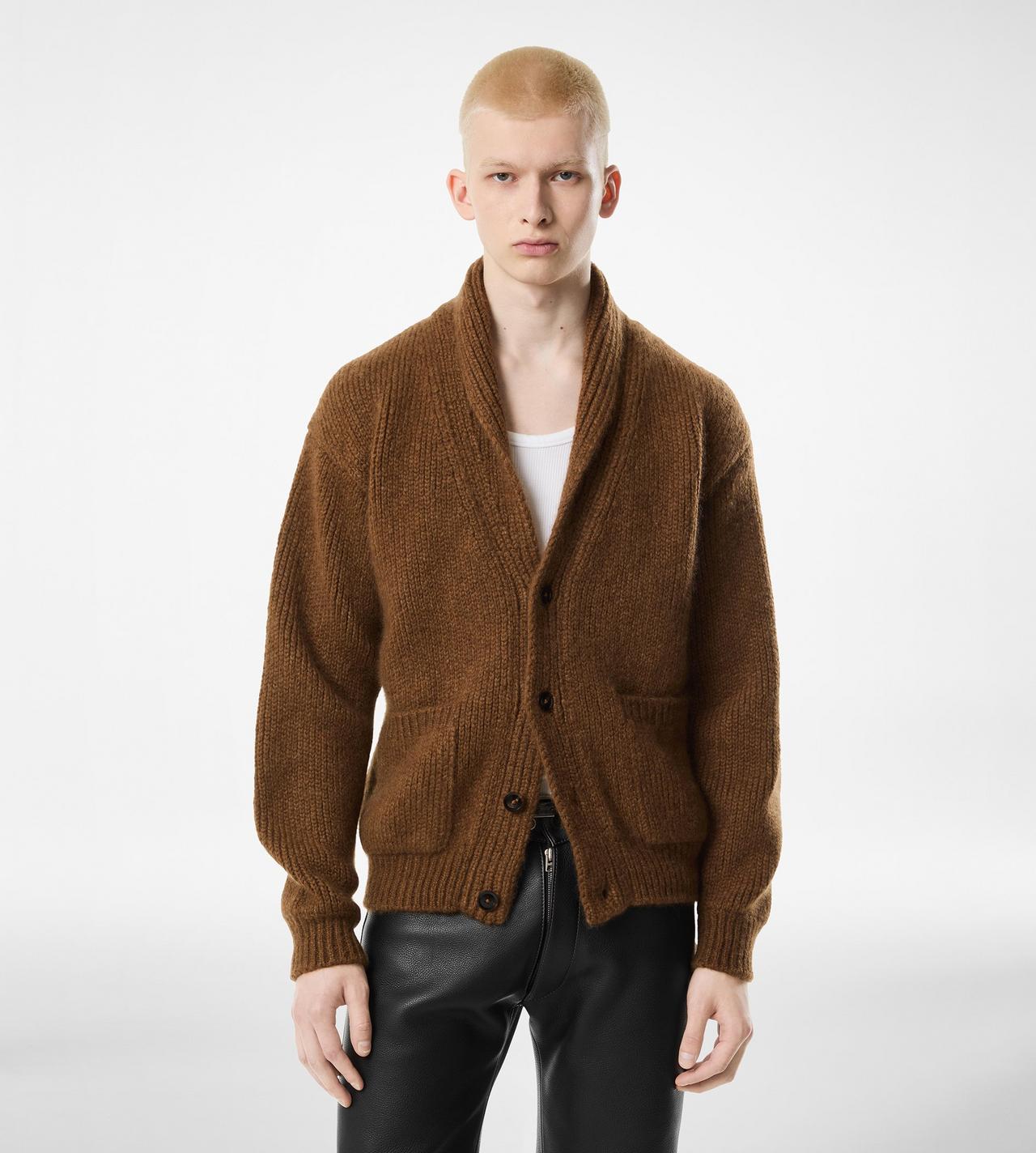 تضيف الياقة بتصميم شال مظهرًا رسميًا بعض الشيء على الكارديجان العملي، كما هو الحال مع تصميم دار Tom Ford.