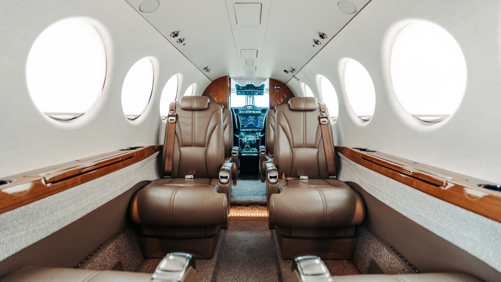 تتسع مقصورة الطائرة لتسعة ركاب يجلسون على مقاعد مريحة مكسوة بالجلد الفاخر