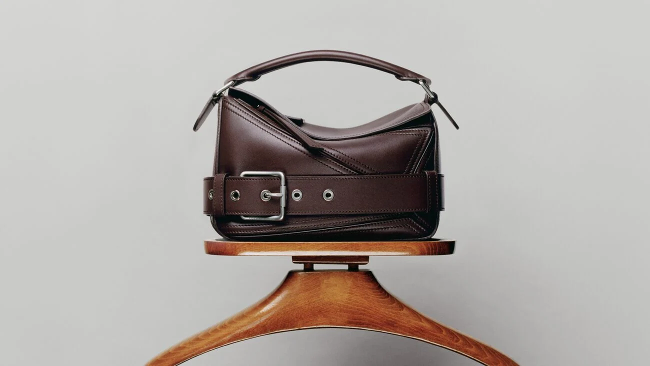 حقيبة Puzzle من لويفي Loewe  بإصدار مميز مع حزام من الجلد 