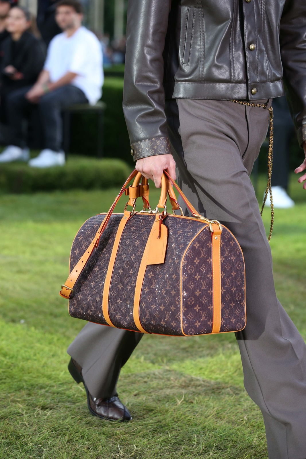 في السفر والرحلات، لا بد أن تحضر الإكسسوارات، ومن ضمنها هذه الحقيبة الرائعة من Louis Vuitton، التي تلبي بكل تأكيد تطلعات حاملها إلى الأناقة، ودورها المهم في توضيب الأشياء الخاصة