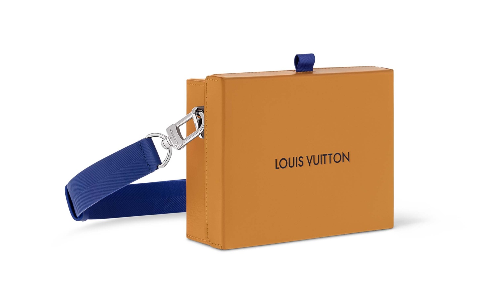حقيبة Shopper Clutch الأنيقة من Louis Vuitton تتميز بحجمها الصغير وتصميمها العصري، وهي منفذة بجلد البقر، ويزينها توقيع Louis Vuitton عند الجانب وبشكل بارز، بالخط المميز ذاته، الذي يرصع حقيبة التسوق الشهيرة للدار