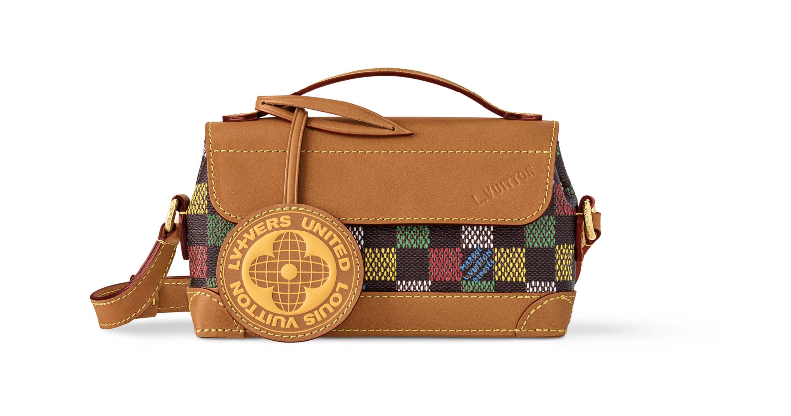  تحاكي تصميم Steamer East West Wearable من Louis Vuitton، الأناقة بأسلوب مختلف، وهو يستمد إلهامه من حقائب Steamer الشهيرة من العلامة التجارية، وأعاد Pharrell Williams تصميمه  بقماش LV Vers Damier Ebene مع حوافَ من جلد البقر