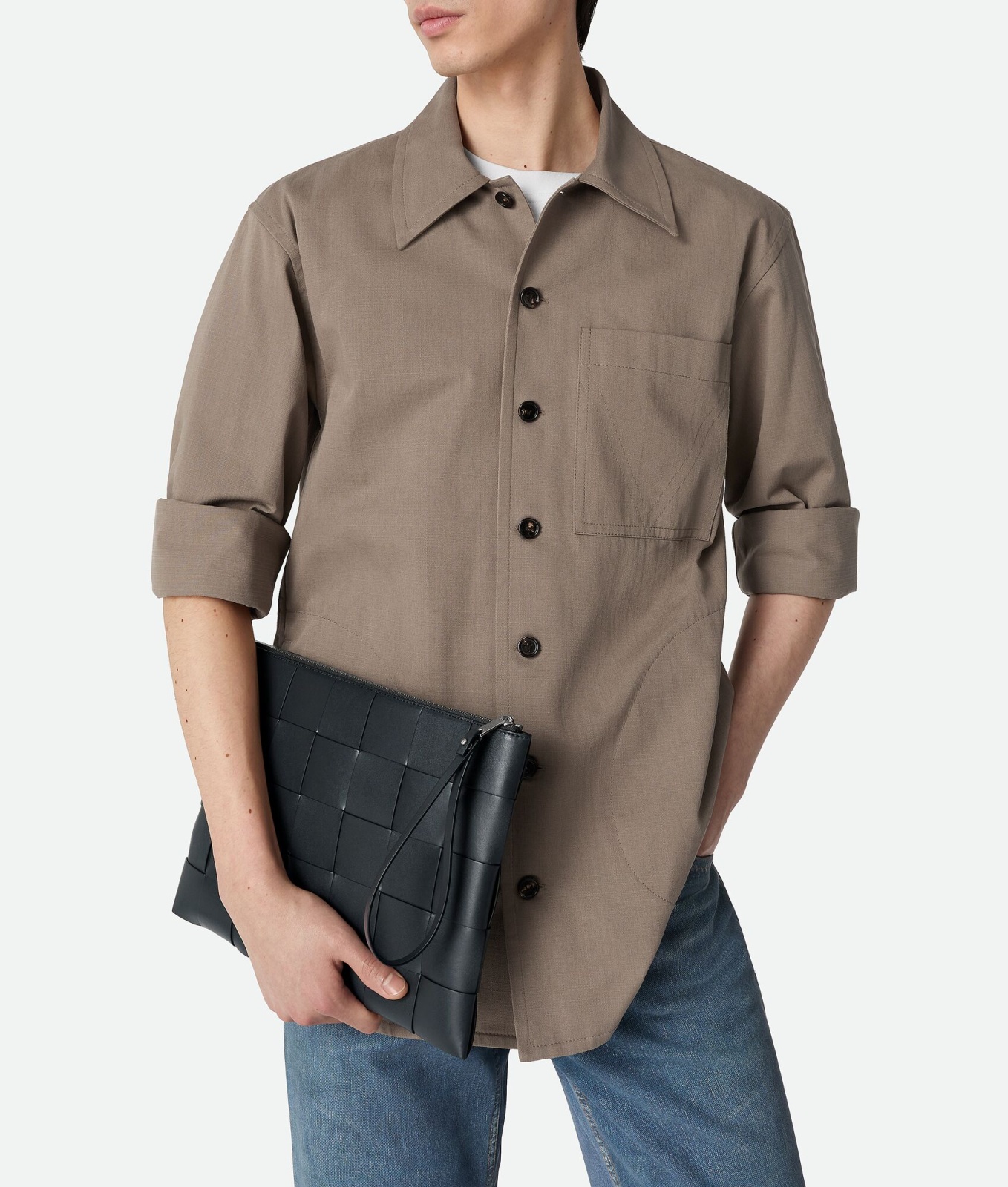 حقيبة Casette Pouch من علامة بوتيجا فينيتا Bottega Veneta