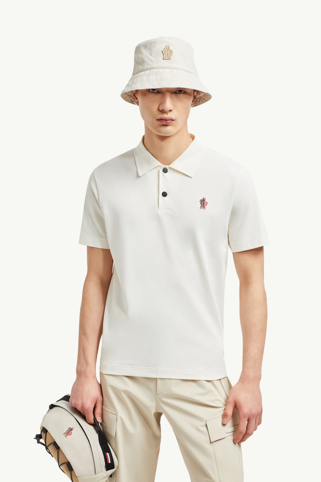 تنسيق رياضي مع قميص Polo مع شعار العلامة من مونكلير Moncler