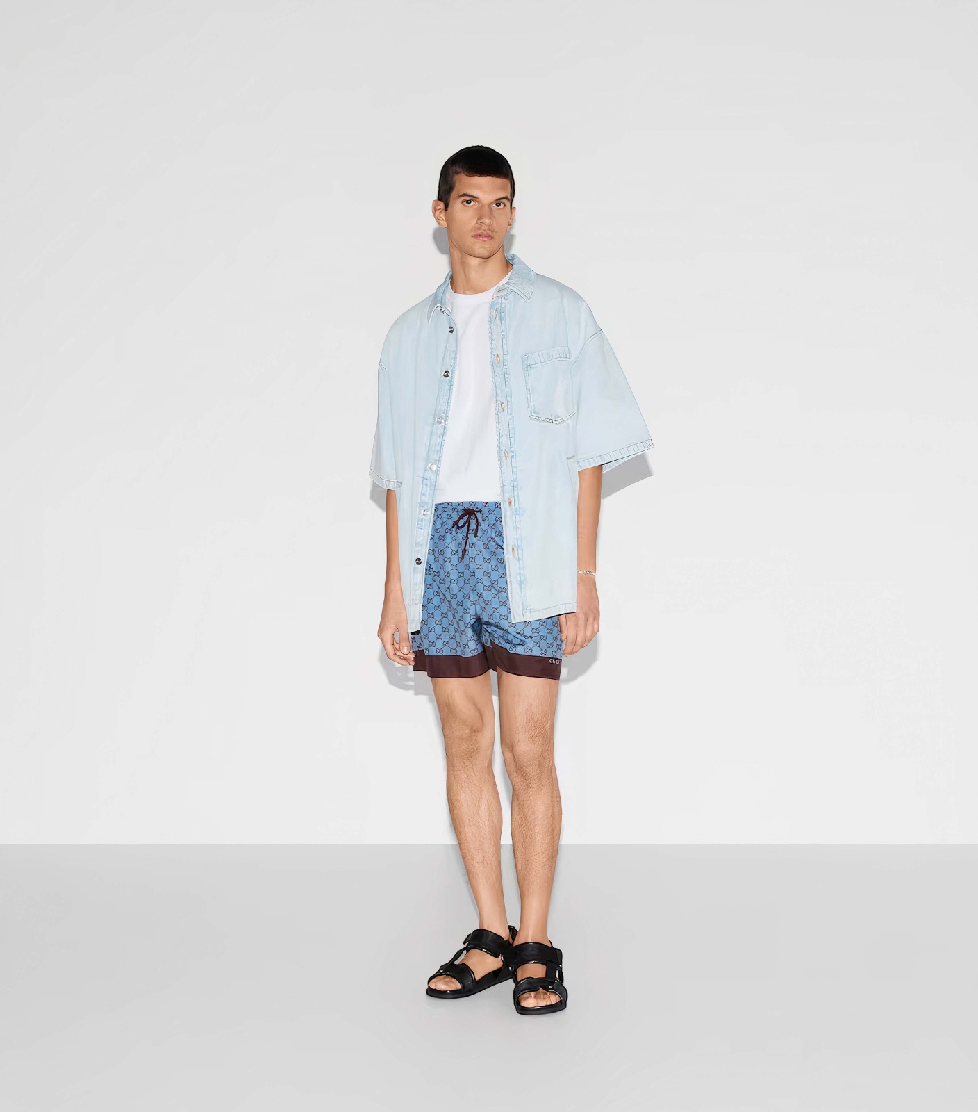  بطباعة لشعار دار أزياء Gucci  لحرف الـG  المزدوجة تأتي هذه القطعة المميزة