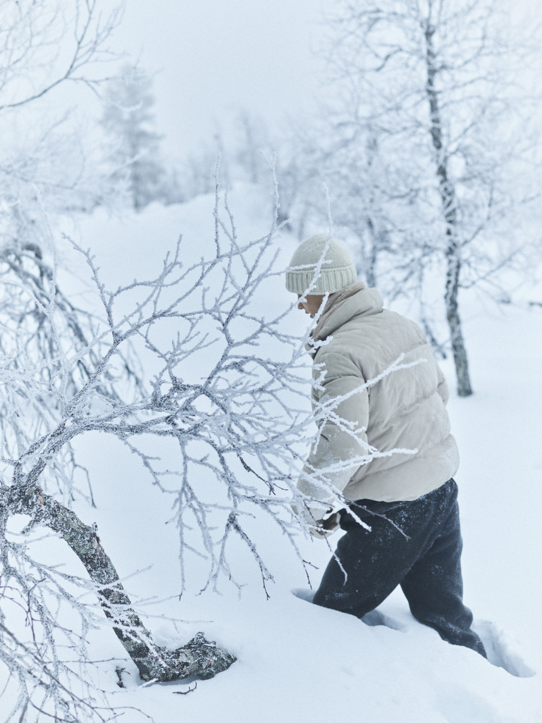لا يمكن لأي رحلة ومغامرة أن تكتمل، في شدة البرد، وباتجاه أعلى القمم، من دون قبعة صوفية وسترة واقية تحميان من الرياح والبرودة، والأجمل إن كانتا باللون الأبيض، من توقيع Loro Piana