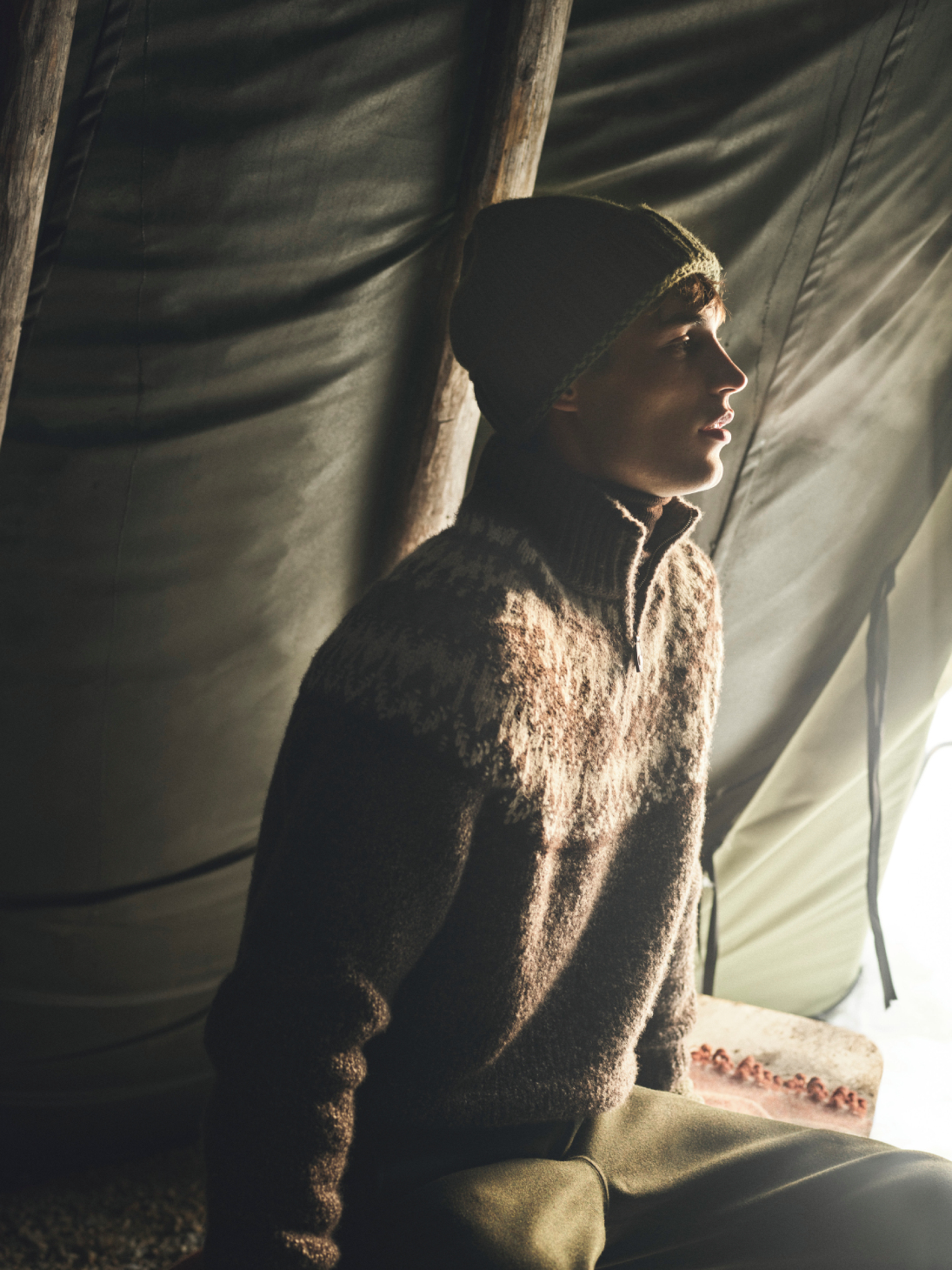 لا غنى عن الكنزة والقبعة خلال لحظات التأمل الجميلة، فبموادهما الصوفية الناعمة وألوانهما الترابية الهادئة تعكسان أناقة لطالما لازمت تصاميم Loro Piana 