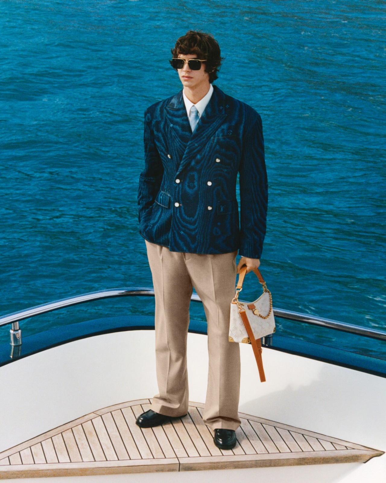 إطلالة رسمية من مجموعة علامة لويس فيتون louis Vuitton الاخيرة