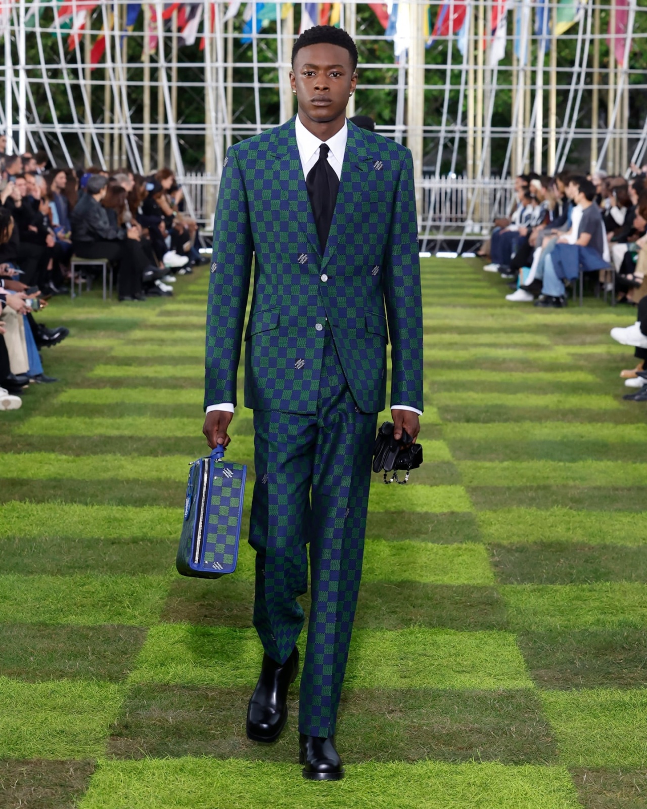 أطلق عنان أفكارك في هذا اليوم وتزين ببدلة مونوجرام باللون الأخضر والأزرق من دار Louis Vuitton