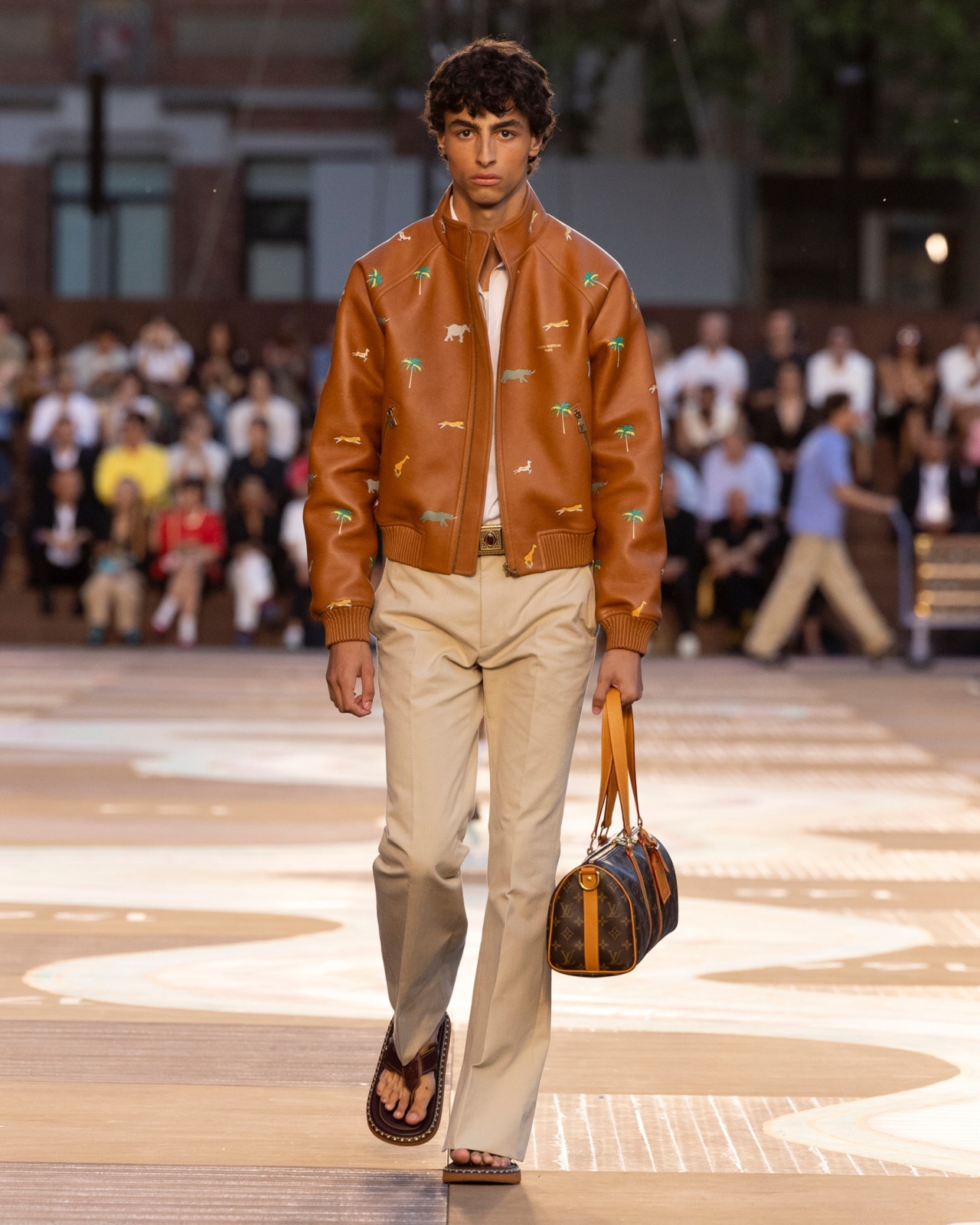 أحذية ال Flip Flops المفتوحة تظهر خلال عرض ازياء ربيع ٢٦ للرجال من لويس فيتون Louis Vuitton 