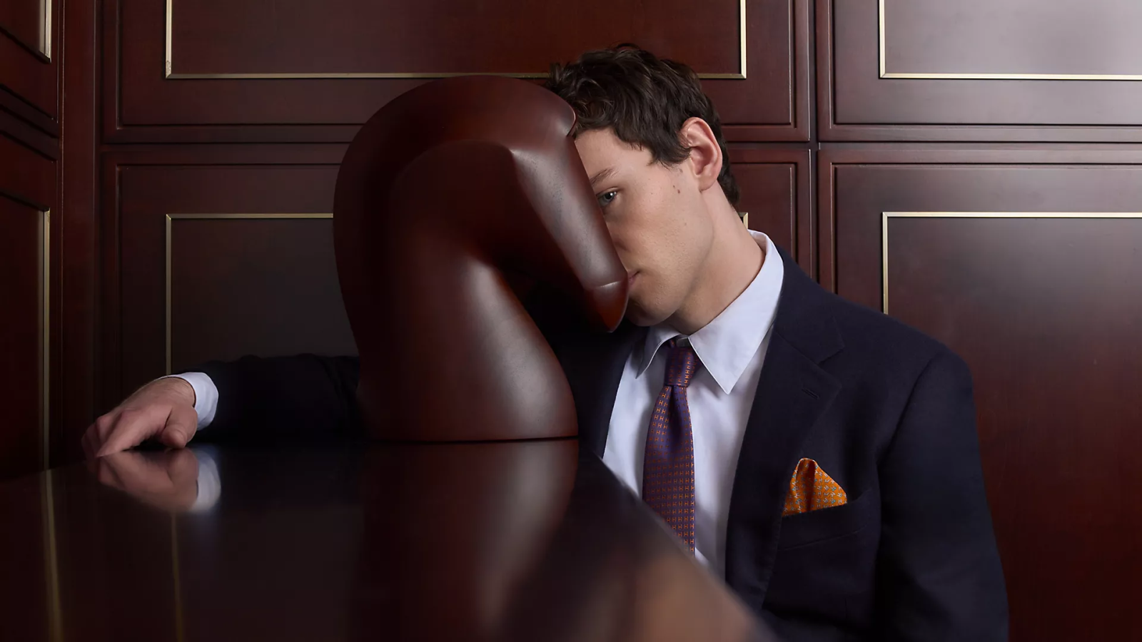 اطلالة رسمية انيقة من هيرمس Hermes  مع ربطة عنق ومنديل للجيب من الحرير  