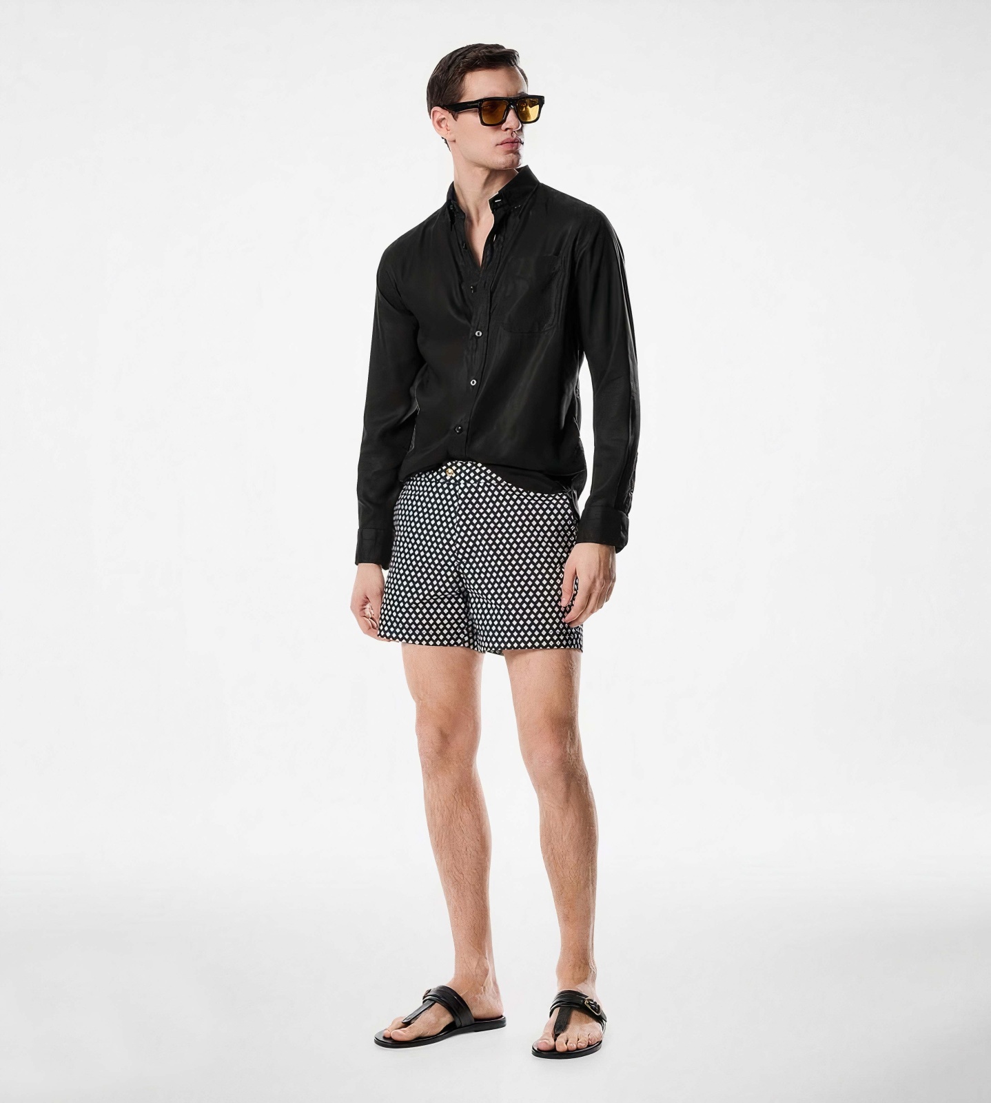 بألوان حيادية أنيقة تجمع الأبيض والأسود وطباعة هندسية لشكل الألماسة، تأتي هذه القطعة الجديدة من Tom Ford